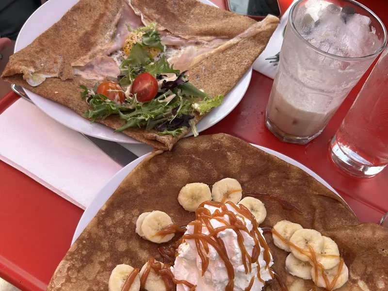 Savoury and sweet crêpes on the café patio